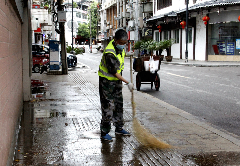 工作中的田社靜。
