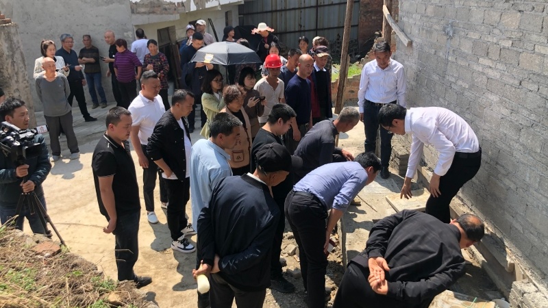 參觀“示范廁”。