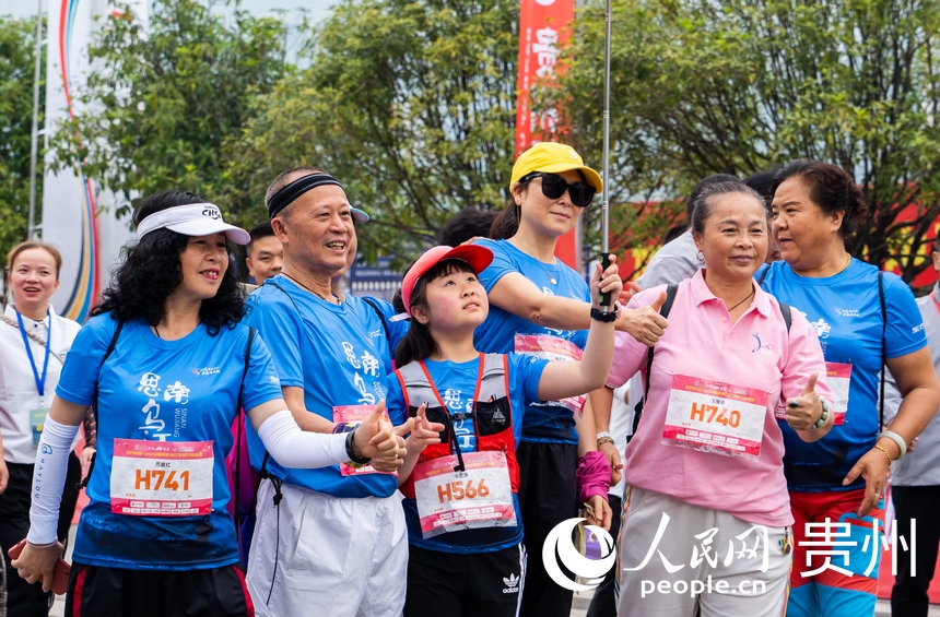 選手在開跑前合影留念。人民網 陽茜攝