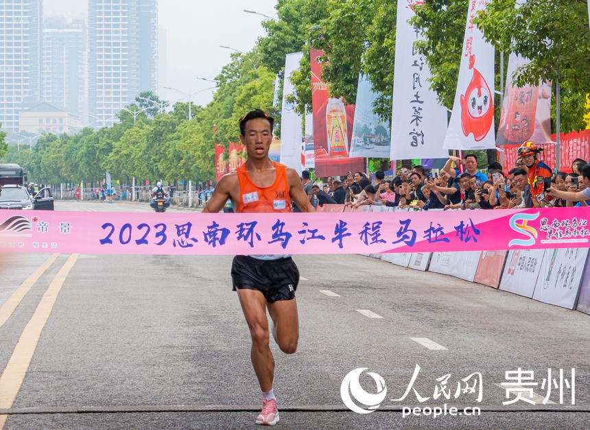 沖向終點。人民網 陽茜攝