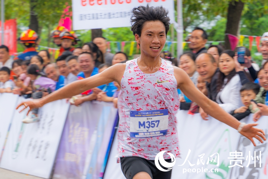 選手進入最后的沖刺階段。人民網 陽茜攝