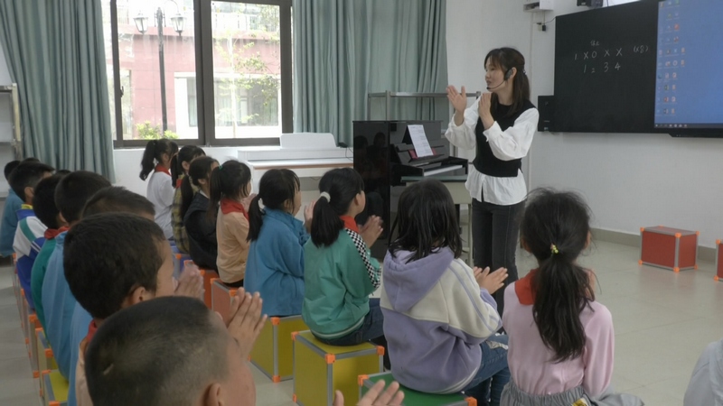 盧偉娟正在上課。