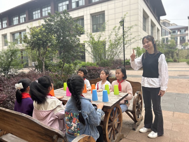 盧偉娟在室外給孩子們上課。