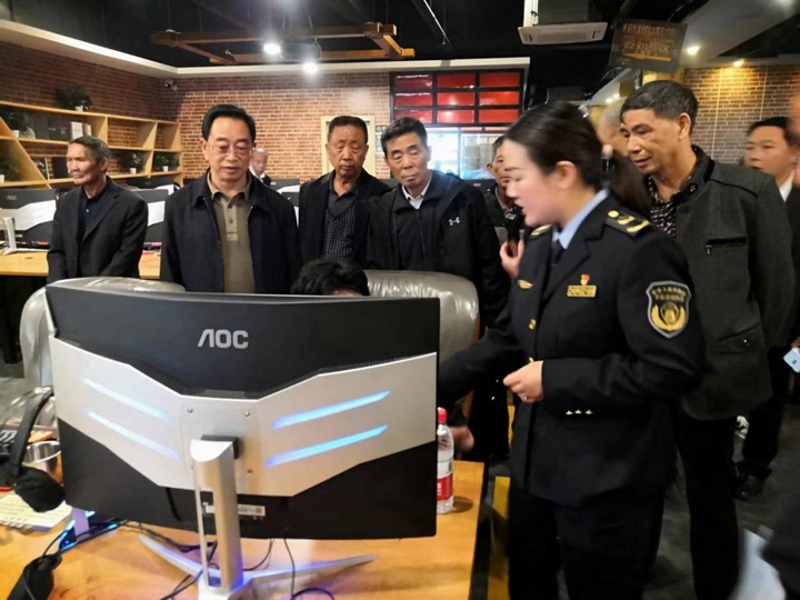 圖為對悠閑網吧進行檢查并實地講解培訓。