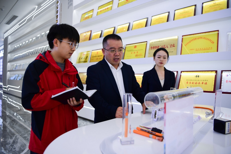 貴陽中安科技集團有限公司廠長王傳福與員工商討即將展出的產品。