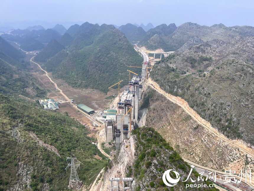 六枝至安龍高速公路控制性工程花江峽谷大橋建設如火如荼。 人民網 陳潔泉攝