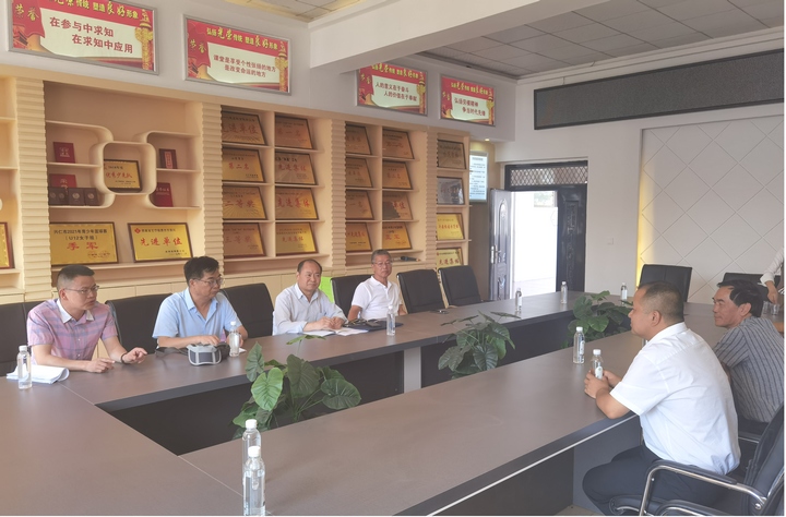 圖為調研組在興仁市第九小學座談交流。