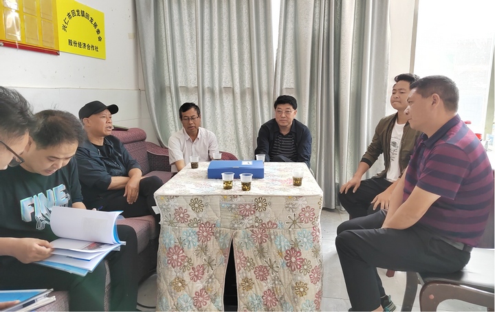 圖為在回龍居委會關工委查閱“五好”基層關工委創建鞏固相關材料。