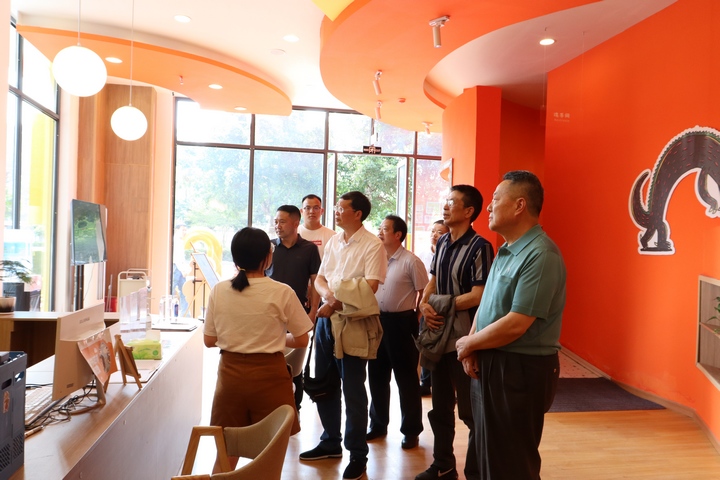 圖為圖為在豐茂街道珉城社區“JoinFun”圖書館調研。