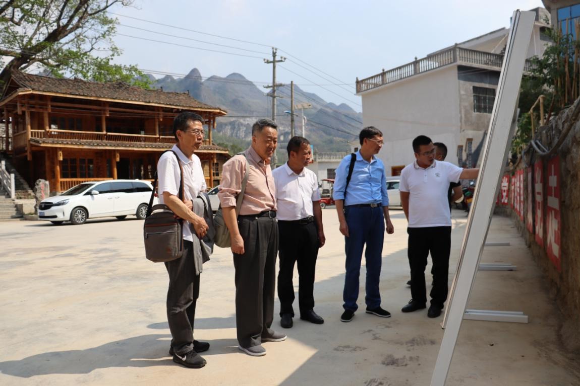圖為在安龍縣萬峰湖鎮壩盤村調研。