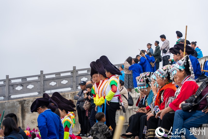 當地群眾在活動現場觀看表演。人民網記者 涂敏攝
