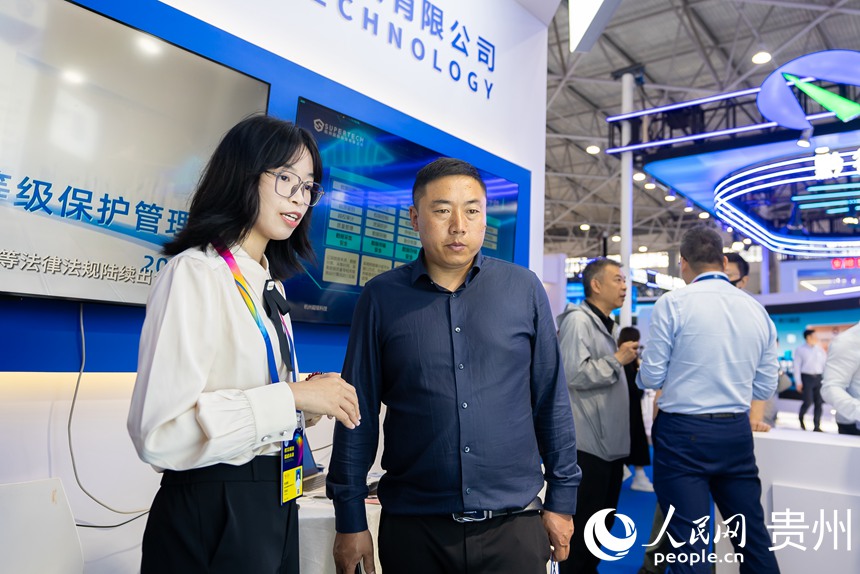 展館內，參展商向觀眾講解展品。人民網記者 涂敏攝