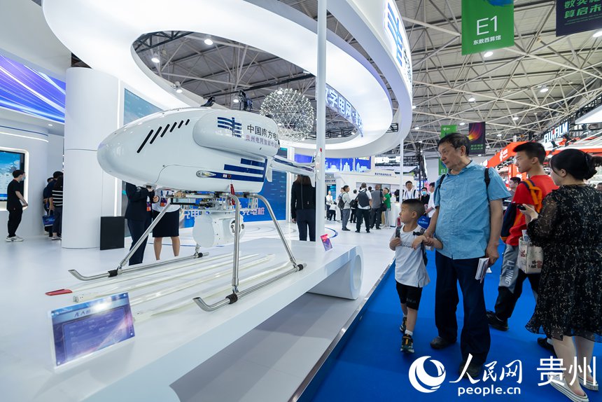 觀眾在數博會展館內參觀。人民網記者 涂敏攝