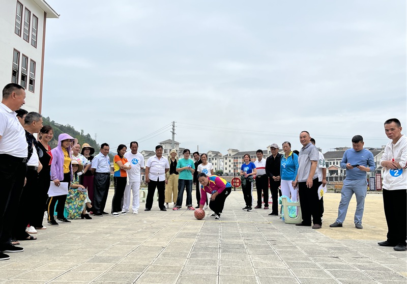 打保齡球比賽。