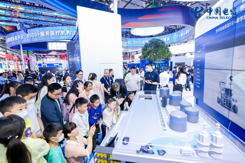 中國電信攜“云”精彩亮相2023數博會。
