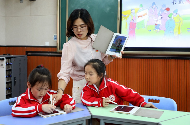 5、智慧課堂上，老師和學生互動交流。