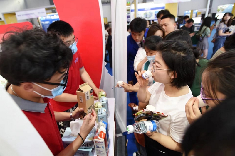 參展市民現場品嘗好一多鮮奶。