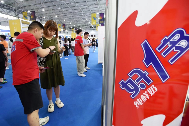 工作人員給參展市民介紹新鮮訂平臺。