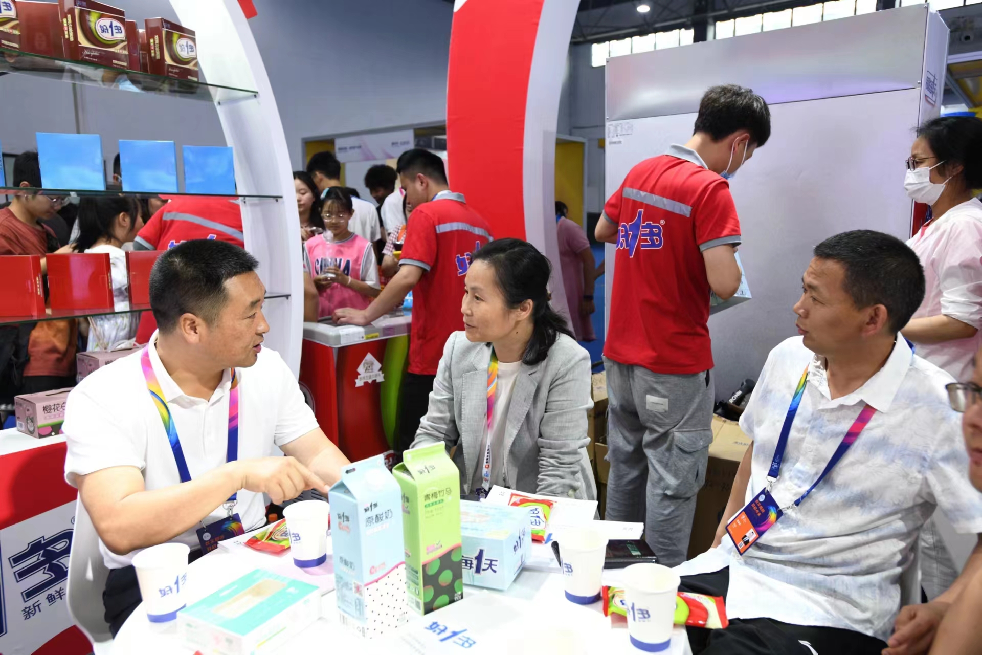 修文縣委書記管慶良到好一多展區考察該企業數實相融成果。