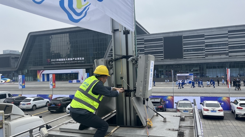 貴州移動工作人員為參觀者提供高速、流暢的網絡體驗而忙碌。