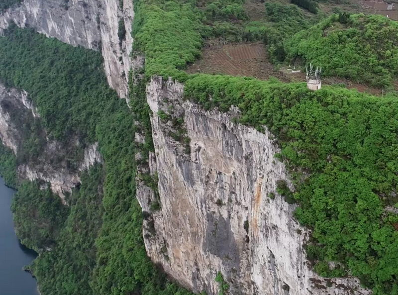 化屋村高山險峰上架起的5G基站。