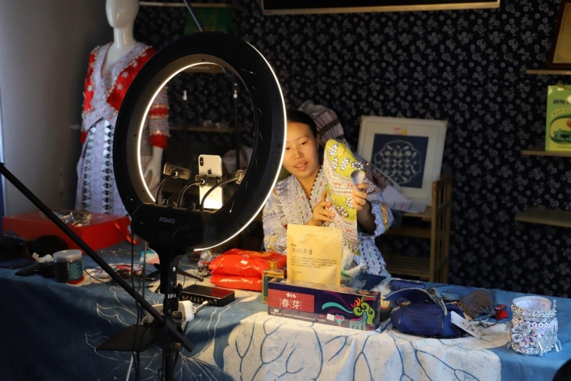 化屋村村民們通過網絡直播帶貨。