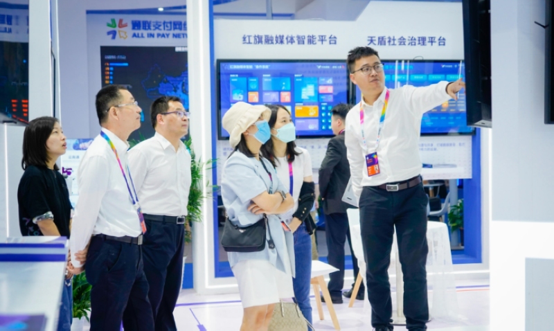 與會嘉賓現場觀展。