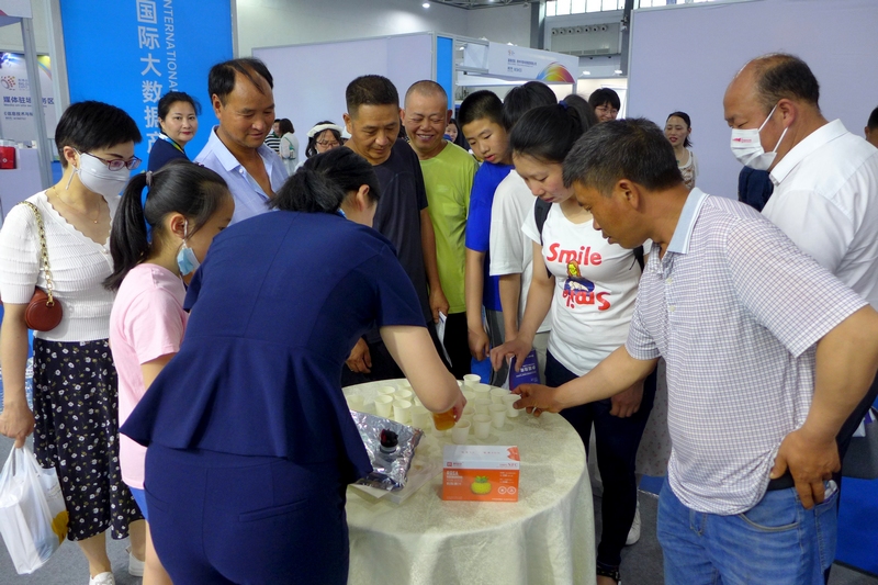 參展嘉賓和市民品嘗刺梨產品。