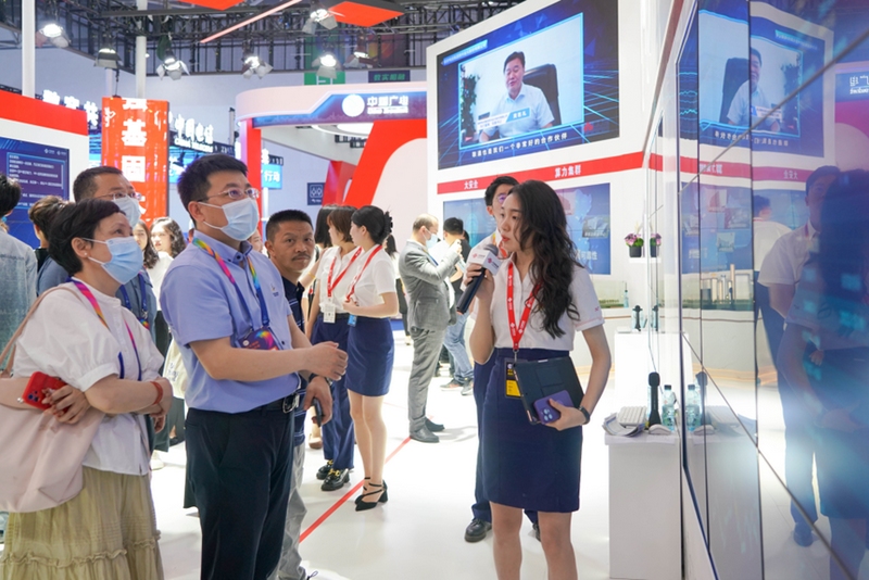 工作人員正在介紹該系統應用場景。