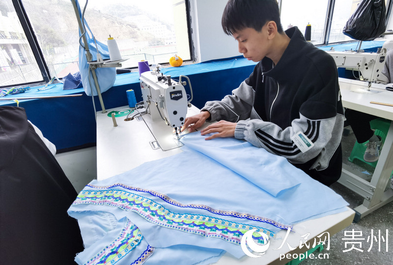 民族服飾實操教室內，學生正在做衣服。人民網 王秀芳攝