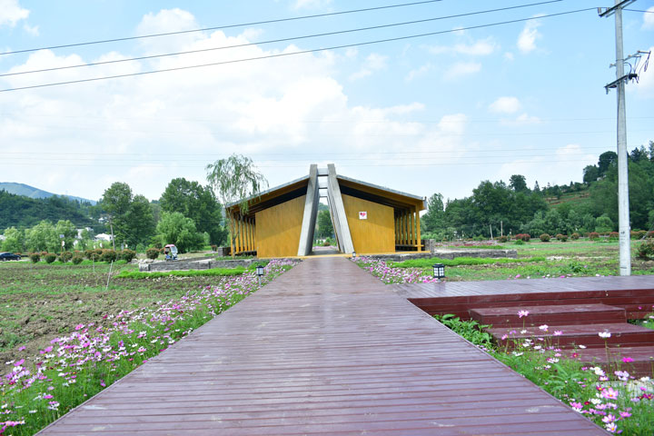 貴州省納雍縣寨樂鎮寨樂景區內，彩色的觀光棧道。