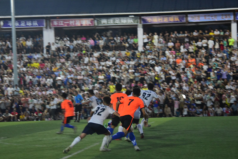 榕江縣“村超”隊員們正在比賽。