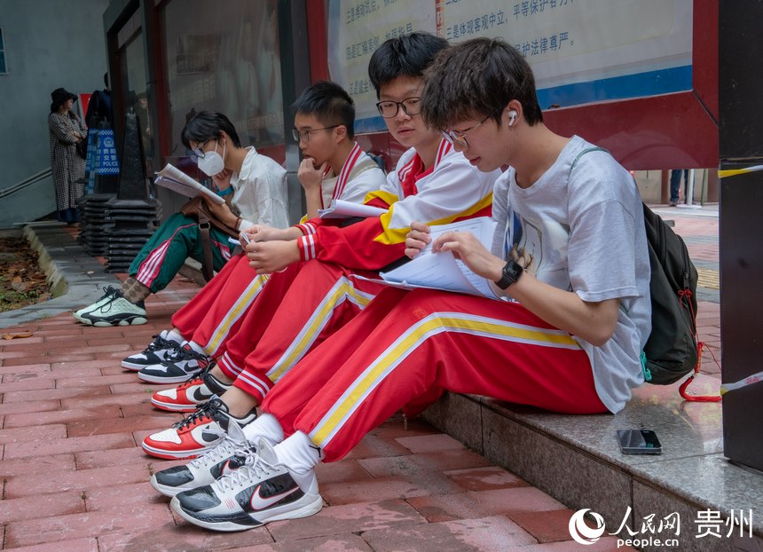 考生們在進考場前還在認真復習。人民網 陽茜攝