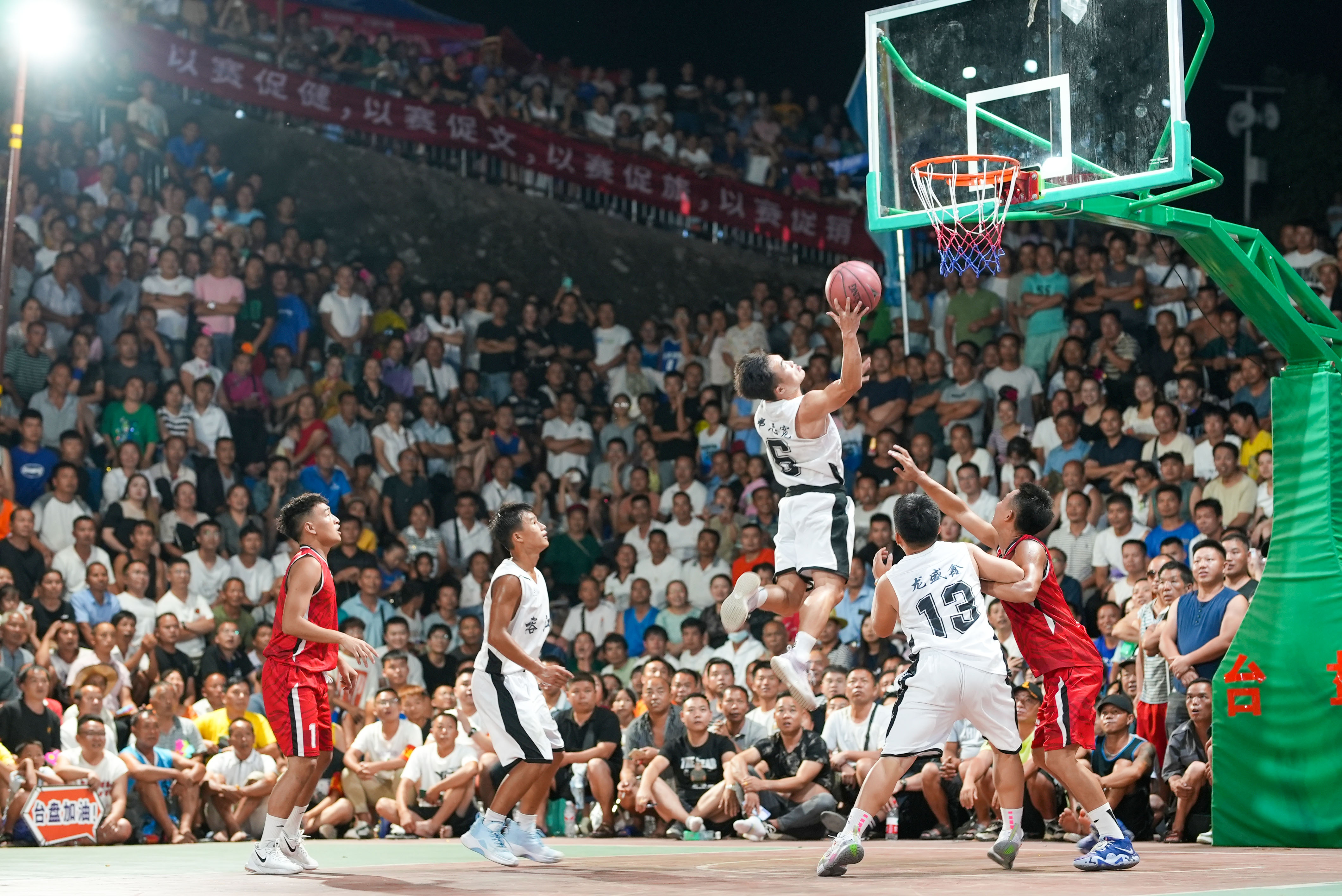 臺江“村BA”現場人氣火爆。楊曉波攝