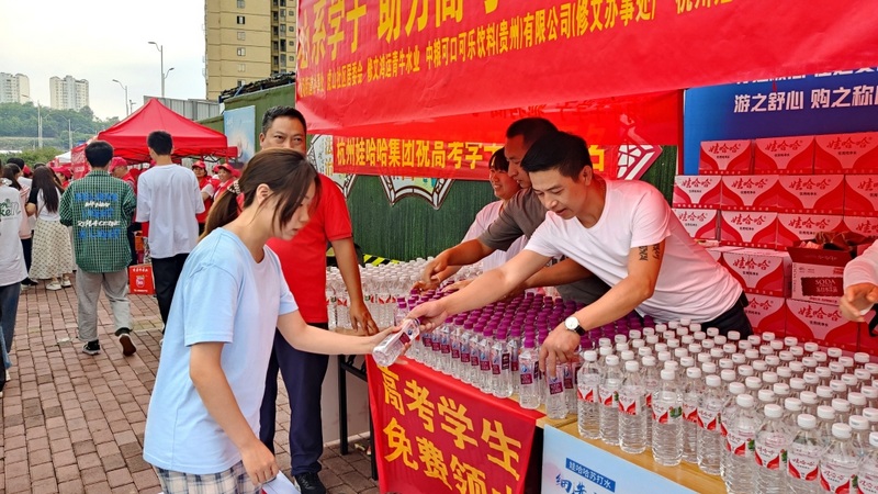 暖心護考的志愿服務人員 劉珊珊 攝.jpg