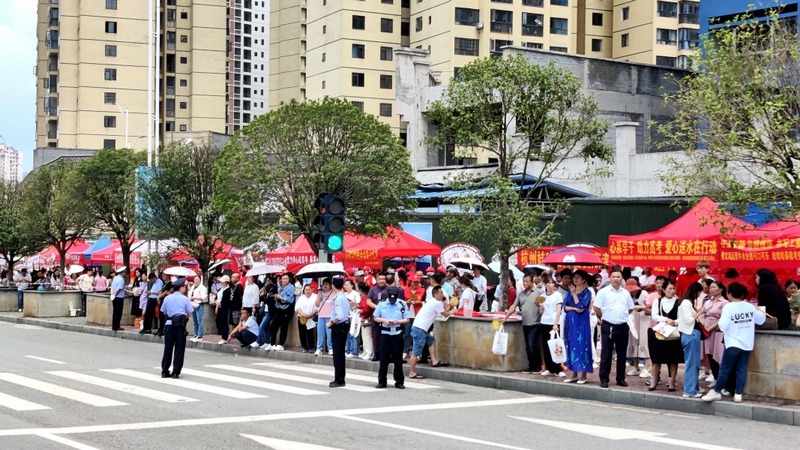 修文交警大隊在公安局局黨委的安排下，出動警力23人。 劉珊珊 攝.jpg