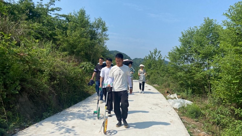 村委會全力保障和支持施工，同時對道路質量開展監督 黃春蘭 攝.jpeg