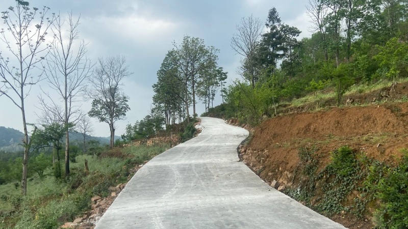 修文縣大石布依族鄉大石村坡腳組新修的產業路 黃春蘭 攝.jpeg