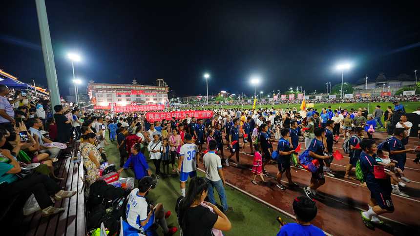 比賽隊伍步入貴州“村超”賽場。周光勝攝