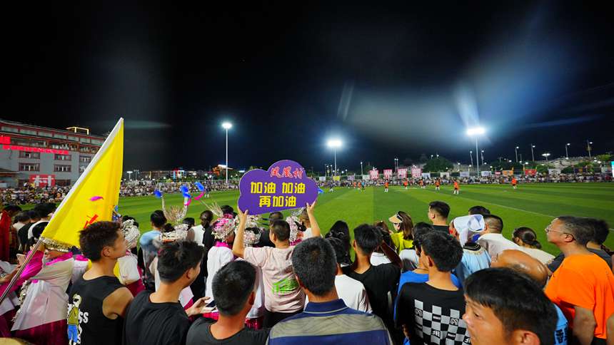觀眾們齊聚綠茵場邊觀看球賽。周光勝攝