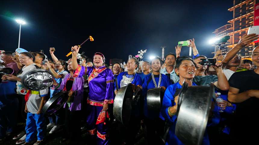 貴州“村超”現場氣氛活躍。周光勝攝