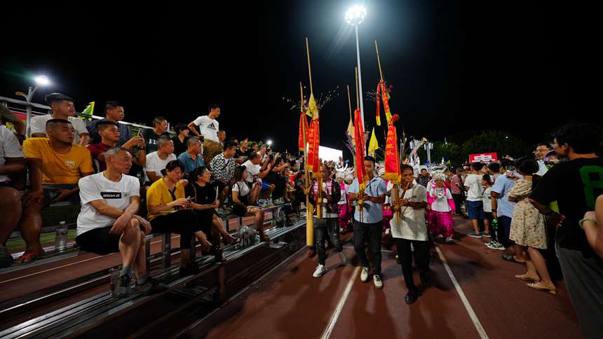 貴州“村超”現場隨處可見少數民族民俗表演。周光勝攝