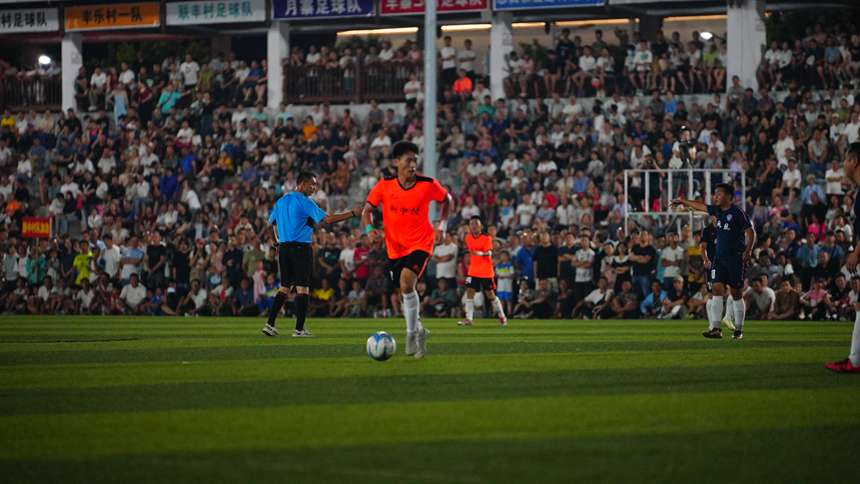 貴州“村超”小組賽現場。周光勝攝