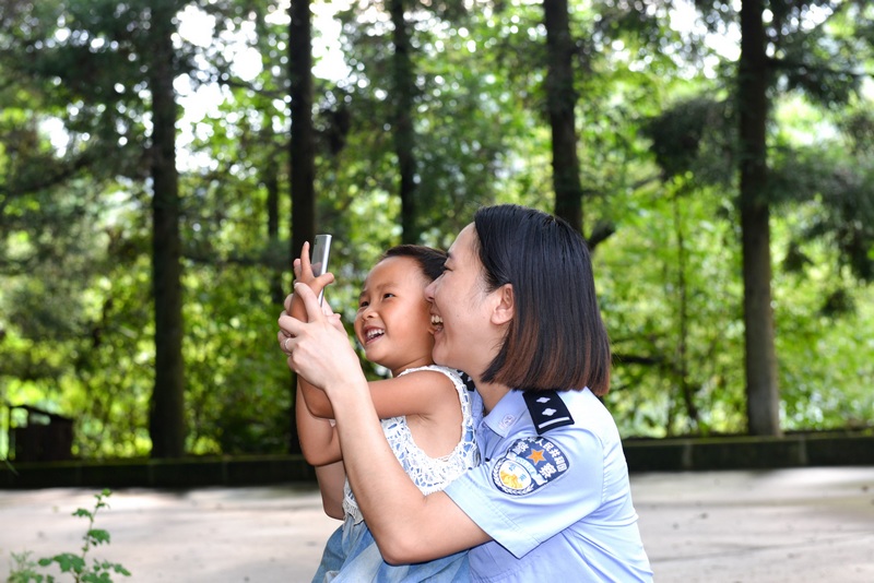 陪孩子玩耍。