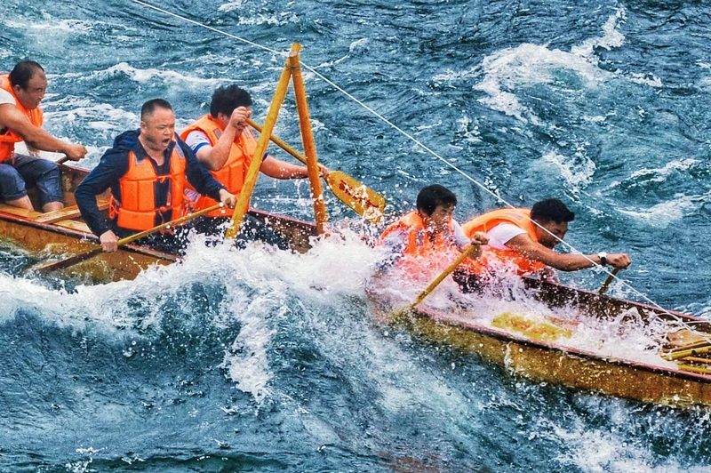 激流勇進章顯土家男兒本色。崔卿攝