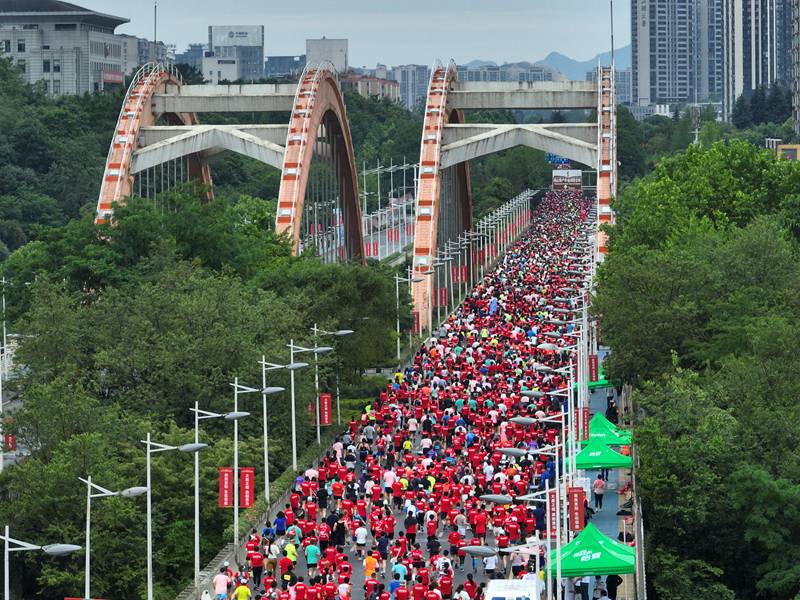 “萬馬奔騰”過觀山大橋（觀山湖區融媒體中心 楊靖）