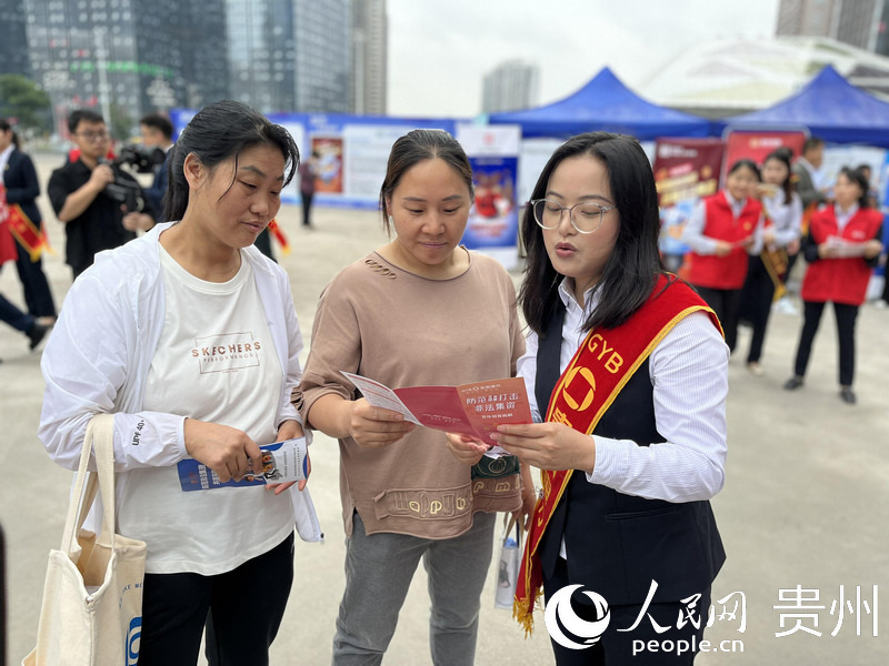 工作人員現場講解防范非法集資金融知識。人民網記者 高華攝