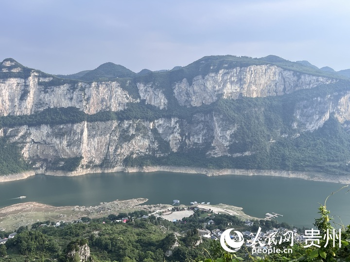 從高處俯瞰化屋村，儼然一副水美河清鄉村美的畫卷。人民網 陳潔泉攝