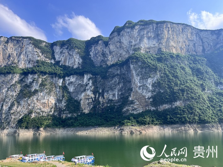 化屋村一隅，游船?？吭趧_河邊，不少游客乘船賞景。人民網 陳潔泉攝