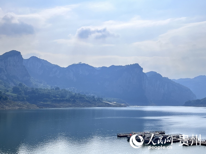 化屋村一隅，游船?？吭趧_河邊，不少游客乘船賞景。人民網 陳潔泉攝